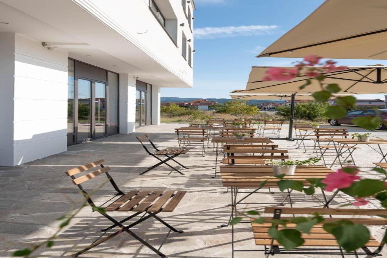 Hotel Aloha Ниш Экстерьер фото