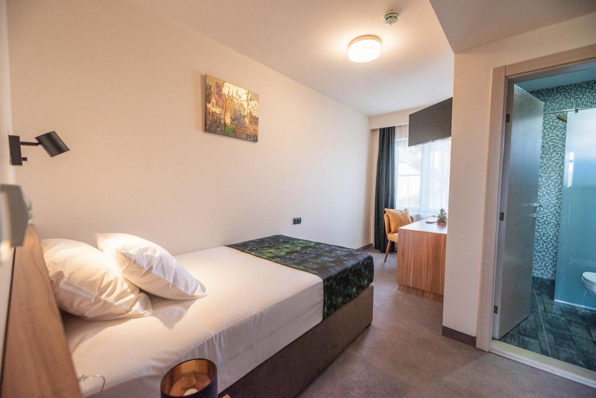 Hotel Aloha Ниш Экстерьер фото
